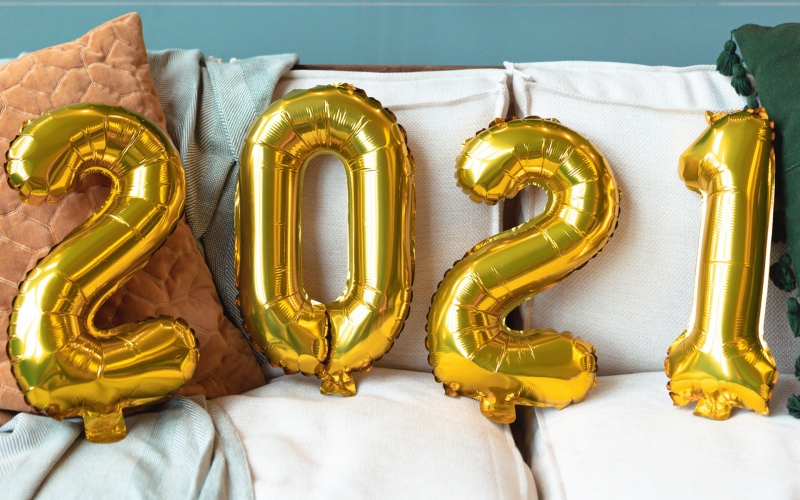 диван • стена • мебель • блеск • подушки • покрывало • цифры • Новый год 2021 • ткань • золотые • дата • надувные • 2021