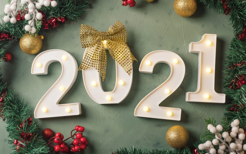 шарики • ветки • ягоды • праздник • Рождество • цифры • Новый год • хвоя • бантик • лампочки • зеленый фон • золотые • дата • ёлочные игрушки • новогодние украшения • композиция • 2021 • новогодние декорации