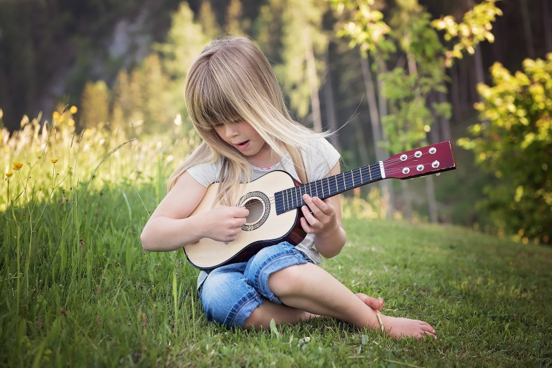 человек,ребенка,девушка,блондинка,гитара,музыка,играть на гитаре,из,природы,портрет