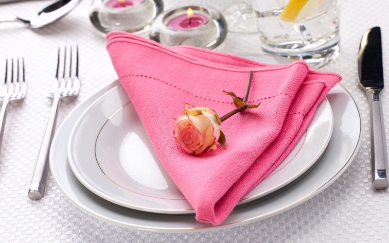 flower , table , rose , candles , knife , plates , napkin , fork , serving ,